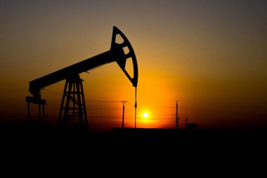 Petrol endüstrisinde kriz. Petrol yatakları çağının sonu. Güneşe karşı pompa jakı