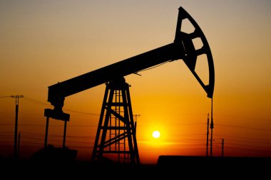 Petrol endüstrisinde kriz. Petrol yatakları çağının sonu. Güneşe karşı pompa jakı