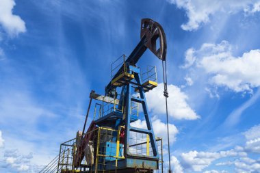 Işın pompalama ünitesi ev ödevi, petrol alanında gün batımı. Petrol pompası petrol platformu enerji sanayi makinesi petrol için. Pompa olarak pompa ünitesi bir kuyuya monte edilmiştir. Petrol yataklarının ekipmanları