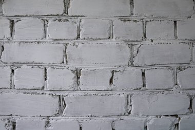 Beyaz boya arka plan dokusu ile eski tuğla duvar yakın. Peeling alçı ile eski vintage kirli tuğla duvar arka plan. Beyaz grunge tuğla duvar arka plan.