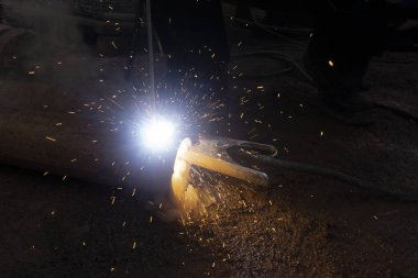 Operatör kaynak çelik konstrüksiyon. Kaynak işleri sırasında sanayi işçisi.