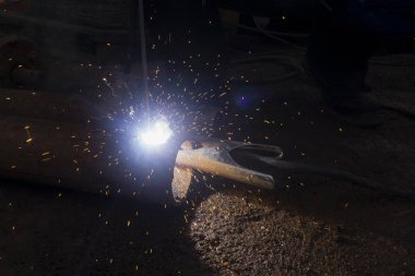 Operatör kaynak çelik konstrüksiyon. Kaynak işleri sırasında sanayi işçisi.