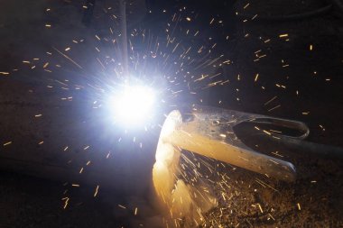 Operatör kaynak çelik konstrüksiyon. Kaynak işleri sırasında sanayi işçisi.