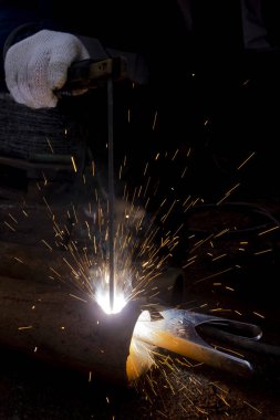 Operatör kaynak çelik konstrüksiyon. Kaynak işleri sırasında sanayi işçisi.