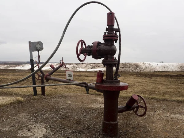 Olejové ventily a potrubí. výrobě Wellhead. Přírodní olej v pořádku. Horizontální pohled na hlavu s armatuře ventilu. Koncepce ropného a plynárenského průmyslu. Pozadí průmyslového staveniště. — Stock fotografie