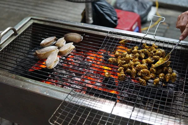 Barbekü Ateş Izgara, Kabuklu deniz ürünleri yumuşakçaları deniz kabukları, istiridye lezzetleri — Stok fotoğraf