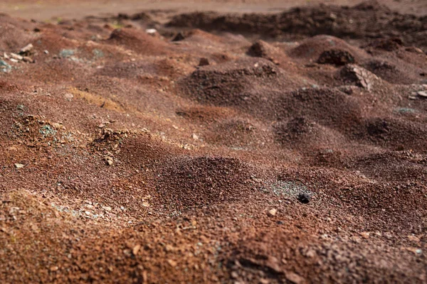 Vörös föld vagy talajháttér. A vörös agyag trópusi laterita talajának háttere. Száraz narancssárga felület, kép természeti katasztrófa. Szárazföld által okozott globális felmelegedés és az erdőirtás. — Stock Fotó