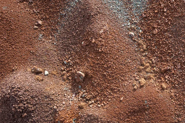 赤い土や土壌の背景。赤い粘土の熱帯の横の土壌の背景。ドライオレンジ色の表面、自然災害の画像。地球温暖化と森林破壊による干ばつ地. — ストック写真
