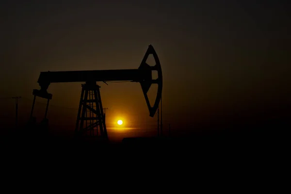 Petrol endüstrisinde kriz. Petrol yatakları çağının sonu. Güneşe karşı pompa jakı — Stok fotoğraf