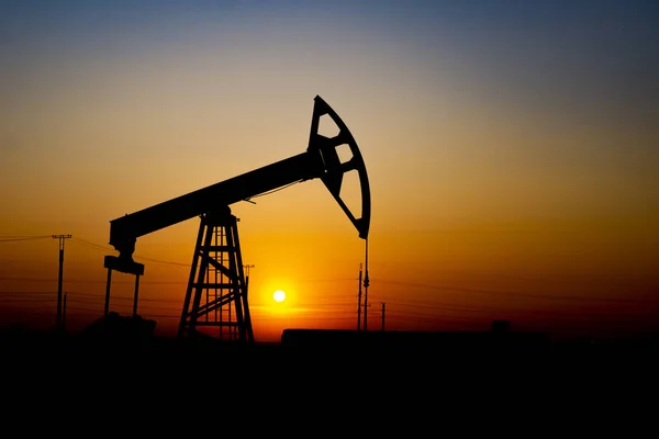 Krize v ropném průmyslu. Konec éry ropných ložisek. Čerpadlo proti slunci — Stock fotografie
