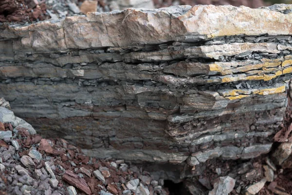 Suelo cortado-arenisca, piedras, arcilla, estructura de arena y capas. rebanada de arena con capas de diferentes estructuras . — Foto de Stock