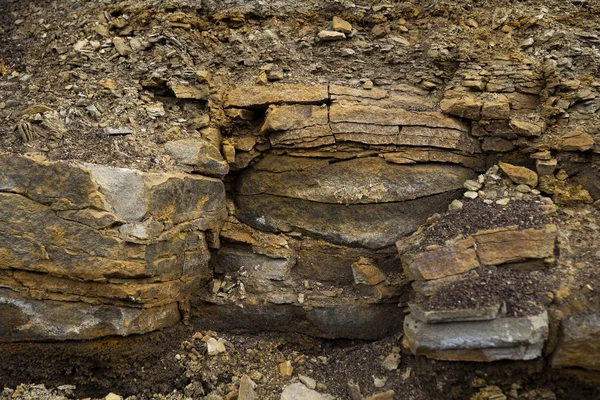 土壌カット砂岩、石、粘土、砂の構造と層。異なる構造の層を持つ砂のスライス. — ストック写真