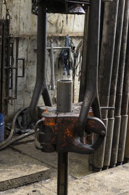 Matkap borusu bağlantısı için bir görünüm. Sondaj kulesi kadar gemide sondaj üst tahrik sisteminin görünümü. 