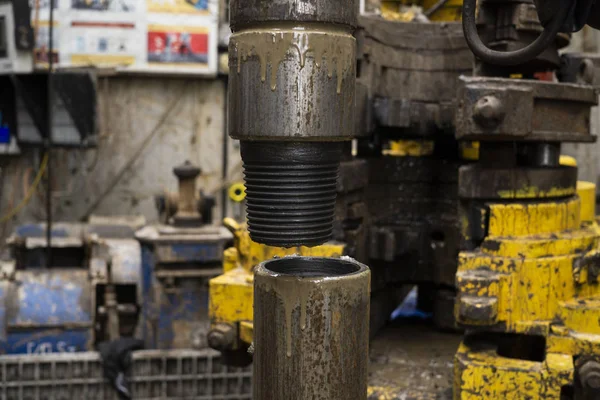 Una vista per il collegamento del tubo di perforazione. Vista del sistema di azionamento superiore di perforazione a bordo jack up impianto di perforazione . — Foto Stock