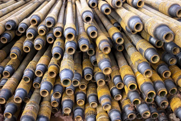 Forage de puits de pétrole et de gaz. Inspection des tuyaux de forage. Tubes pour le pétrole et le gaz énumérés sur le piédestal hors des puits après le lavage et prêt pour l'inspection. Empilement de carter posé sur le pont — Photo