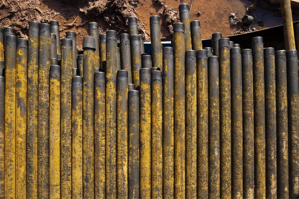 Perfuração de poços de petróleo e gás. Inspeção de tubo de perfuração. Tubulação para petróleo e gás listados no pedestal fora dos poços após a lavagem e pronto para inspeção. Pilha de revestimento colocada no convés — Fotografia de Stock