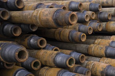 Petrol ve gaz kuyularının sondajı. Matkap borusu denetimi. Yıkandıktan ve kontrole hazır landıktan sonra kuyuların kaidesi üzerinde listelenen petrol ve gaz boruları. Güvertede döşeme kovan yığını