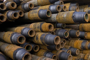 Petrol ve gaz kuyularının sondajı. Matkap borusu denetimi. Yıkandıktan ve kontrole hazır landıktan sonra kuyuların kaidesi üzerinde listelenen petrol ve gaz boruları. Güvertede döşeme kovan yığını