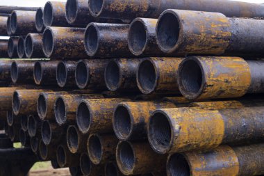 Petrol sondaj borusu. Paslı matkap boruları kuyu bölümünden delinmiş. Delik sondaj kulesi. Güverteye boru döşemek. Petrol ve benzin deposunun avlusundaki sondaj borularının görüntüsü