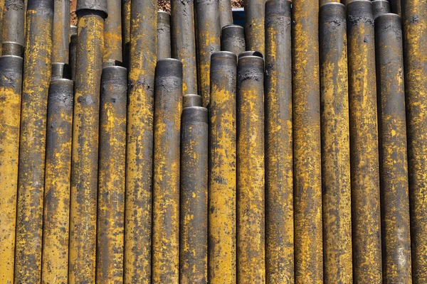 Perforación de pozos de petróleo y gas. Inspección de tuberías de perforación. Tubería para el petróleo y el gas que figuran en el pedestal fuera de los pozos después del lavado y listo para la inspección. Montón de tripa colocada en la cubierta — Foto de Stock