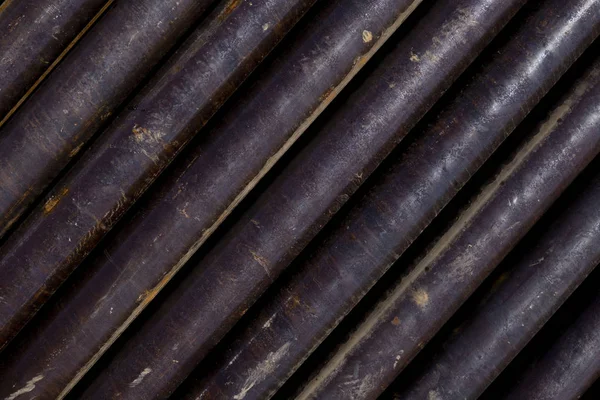 Oil Drill pipe. Rusty drill pipes were drilled in the well section. Downhole drilling rig. Laying the pipe on the deck. View of the shell of drill pipes laid in courtyard of the oil and gas warehouse — Stock Photo, Image