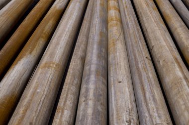 Petrol sondaj borusu. Paslı matkap boruları kuyu bölümünden delinmiş. Delik sondaj kulesi. Güverteye boru döşemek. Petrol ve benzin deposunun avlusundaki sondaj borularının görüntüsü