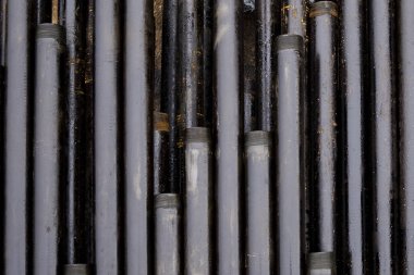 Petrol sondaj borusu. Paslı matkap boruları kuyu bölümünden delinmiş. Delik sondaj kulesi. Güverteye boru döşemek. Petrol ve benzin deposunun avlusundaki sondaj borularının görüntüsü