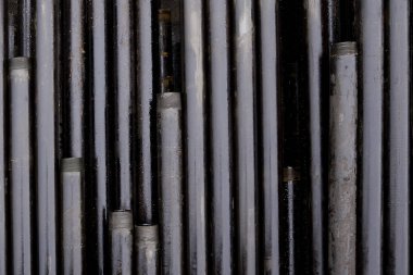 Petrol sondaj borusu. Paslı matkap boruları kuyu bölümünden delinmiş. Delik sondaj kulesi. Güverteye boru döşemek. Petrol ve benzin deposunun avlusundaki sondaj borularının görüntüsü