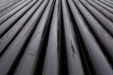 Petrol sondaj borusu. Paslı matkap boruları kuyu bölümünden delinmiş. Delik sondaj kulesi. Güverteye boru döşemek. Petrol ve benzin deposunun avlusundaki sondaj borularının görüntüsü