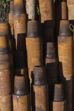 Petrol sondaj borusu. Paslı matkap boruları kuyu bölümünden delinmiş. Delik sondaj kulesi. Güverteye boru döşemek. Petrol ve benzin deposunun avlusundaki sondaj borularının görüntüsü