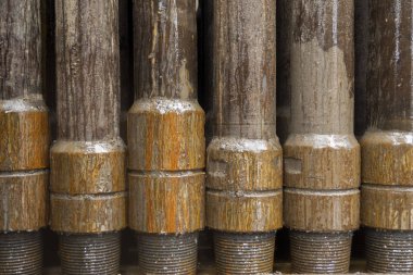 Petrol sondaj borusu. Paslı matkap boruları kuyu bölümünden delinmiş. Delik sondaj kulesi. Güverteye boru döşemek. Petrol ve benzin deposunun avlusundaki sondaj borularının görüntüsü