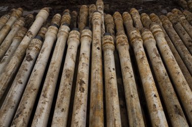 Petrol sondaj borusu. Paslı matkap boruları kuyu bölümünden delinmiş. Delik sondaj kulesi. Güverteye boru döşemek. Petrol ve benzin deposunun avlusundaki sondaj borularının görüntüsü