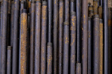 Petrol sondaj borusu. Paslı matkap boruları kuyu bölümünden delinmiş. Delik sondaj kulesi. Güverteye boru döşemek. Petrol ve benzin deposunun avlusundaki sondaj borularının görüntüsü.