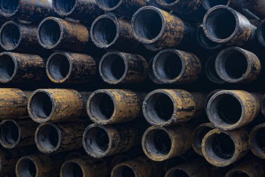 Petrol sondaj borusu. Paslı matkap boruları kuyu bölümünden delinmiş. Delik sondaj kulesi. Güverteye boru döşemek. Petrol ve benzin deposunun avlusundaki sondaj borularının görüntüsü.