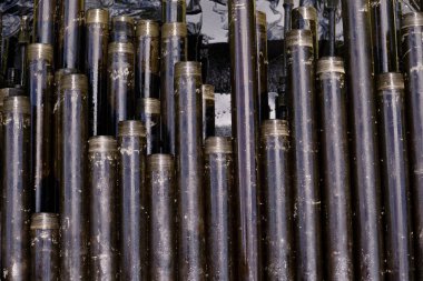 Petrol sondaj borusu. Paslı matkap boruları kuyu bölümünden delinmiş. Delik sondaj kulesi. Güverteye boru döşemek. Petrol ve benzin deposunun avlusundaki sondaj borularının görüntüsü.