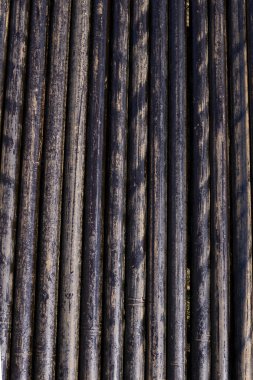 Petrol sondaj borusu. Paslı matkap boruları kuyu bölümünden delinmiş. Delik sondaj kulesi. Güverteye boru döşemek. Petrol ve benzin deposunun avlusundaki sondaj borularının görüntüsü.