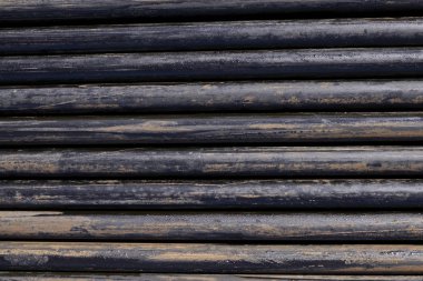 Petrol sondaj borusu. Paslı matkap boruları kuyu bölümünden delinmiş. Delik sondaj kulesi. Güverteye boru döşemek. Petrol ve benzin deposunun avlusundaki sondaj borularının görüntüsü.