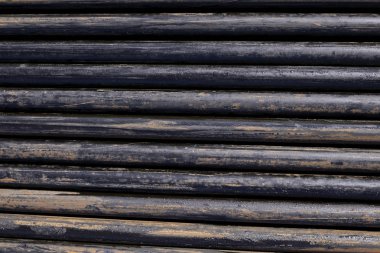 Petrol sondaj borusu. Paslı matkap boruları kuyu bölümünden delinmiş. Delik sondaj kulesi. Güverteye boru döşemek. Petrol ve benzin deposunun avlusundaki sondaj borularının görüntüsü.