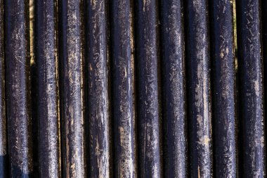 Petrol sondaj borusu. Paslı matkap boruları kuyu bölümünden delinmiş. Delik sondaj kulesi. Güverteye boru döşemek. Petrol ve benzin deposunun avlusundaki sondaj borularının görüntüsü.