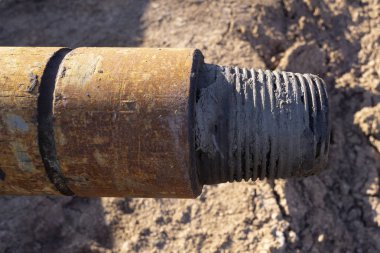 Petrol sondaj borusu. Paslı matkap boruları kuyu bölümünden delinmiş. Delik sondaj kulesi. Güverteye boru döşemek. Petrol ve benzin deposunun avlusundaki sondaj borularının görüntüsü.