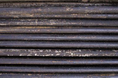 Petrol sondaj borusu. Paslı matkap boruları kuyu bölümünden delinmiş. Delik sondaj kulesi. Güverteye boru döşemek. Petrol ve benzin deposunun avlusundaki sondaj borularının görüntüsü.