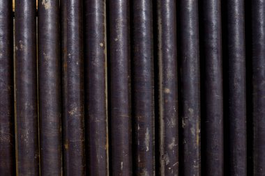 Petrol sondaj borusu. Paslı matkap boruları kuyu bölümünden delinmiş. Delik sondaj kulesi. Güverteye boru döşemek. Petrol ve benzin deposunun avlusundaki sondaj borularının görüntüsü.