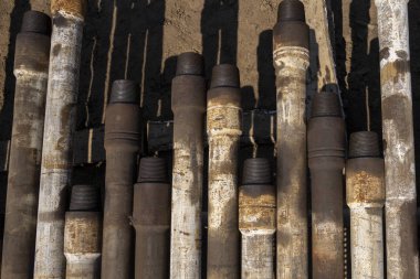 Petrol sondaj borusu. Paslı matkap boruları kuyu bölümünden delinmiş. Delik sondaj kulesi. Güverteye boru döşemek. Petrol ve benzin deposunun avlusundaki sondaj borularının görüntüsü.