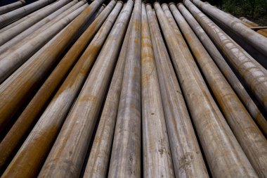 Petrol sondaj borusu. Paslı matkap boruları kuyu bölümünden delinmiş. Delik sondaj kulesi. Güverteye boru döşemek. Petrol ve benzin deposunun avlusundaki sondaj borularının görüntüsü.