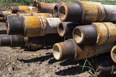 Petrol sondaj borusu. Paslı matkap boruları kuyu bölümünden delinmiş. Delik sondaj kulesi. Güverteye boru döşemek. Petrol ve benzin deposunun avlusundaki sondaj borularının görüntüsü.
