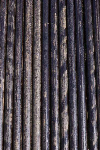 Oljeborrrör. Rostfria borrrör borrades i brunnsdelen. Borrigg för borrhål. Lägger röret på däcket. Utsikt över skalet på borrör som lagts på gården i olje- och gaslagret. — Stockfoto