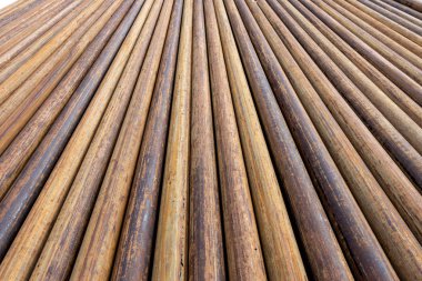 Paslı grunge borular yatay arka plan. Çelik metal fabrikası endüstriyel desen turuncu korozyon pas. Kaba doku kahverengi paralel yığın yakın