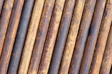 Paslı grunge borular yatay arka plan. Çelik metal fabrikası endüstriyel desen turuncu korozyon pas. Kaba doku kahverengi paralel yığın yakın