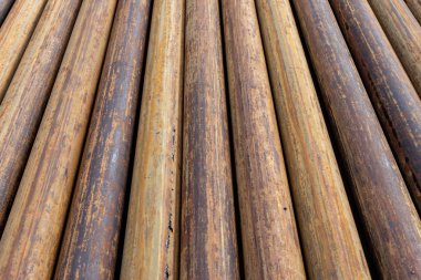 Paslı grunge borular yatay arka plan. Çelik metal fabrikası endüstriyel desen turuncu korozyon pas. Kaba doku kahverengi paralel yığın yakın