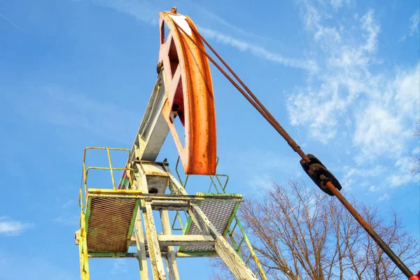 Przemysł Naftowy Gazowy Praca Podnośnika Pompy Olejowej Polu Naftowym Pustyni — Zdjęcie stockowe